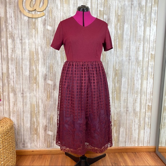 Dresses & Skirts - Burgundy Lace Midi Dress